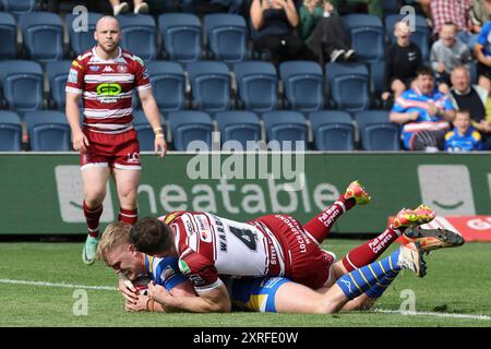 Leeds, Regno Unito. 10 agosto 2024. AMT Headingley Rugby Stadium, Leeds, West Yorkshire, 10 agosto 2024. Betfred Super League Leeds Rhinos vs Wigan Warriors James McDonnell di Leeds Rhinos segna la meta contro Wigan Warriors crediti: Touchlinepics/Alamy Live News Foto Stock