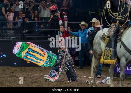 New York, Stati Uniti. 09 agosto 2024. NEW YORK, NEW YORK - 09 AGOSTO: John Crimber della Florida Freedom cavalca Armageddon in gara 3 durante il PBR Camping World Team Series Homestand dei New York Mavericks, evento Maverick Days al Barclays Center il 9 agosto 2024 nel Brooklyn Borough di New York City. Crediti: Ron Adar/Alamy Live News Foto Stock