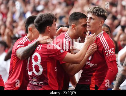 Alejandro Garnacho (a destra) del Manchester United festeggia con i compagni di squadra dopo aver segnato il primo gol della partita durante la partita fa Community Shield allo stadio di Wembley, Londra. Data foto: Sabato 10 agosto 2024. Foto Stock