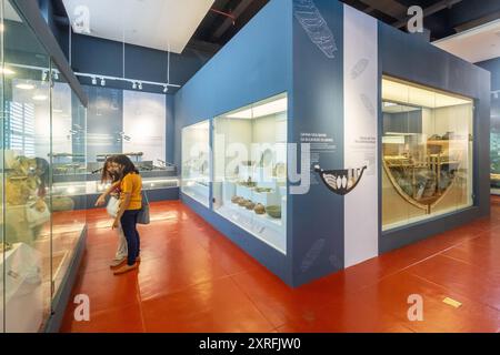 Antica esposizione di ceramiche presso il Museo Nazionale delle Filippine filiale a Cebu City Foto Stock