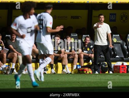 Dortmund, Germania. 10 agosto 2024. Calcio: Partite di prova, Borussia Dortmund - Aston Villa. Gesticolazioni dell'allenatore di Dortmund Nuri Sahin. Crediti: Bernd Thissen/dpa/Alamy Live News Foto Stock