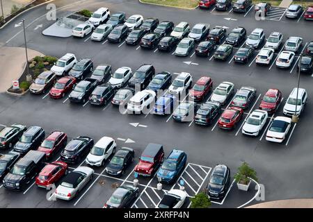 Vista aerea del parcheggio riempito da un'altura sulla Gold Coast area a Lakewood a ovest del centro di Cleveland, Ohio, USA Foto Stock