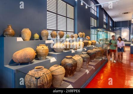 Antica esposizione di ceramiche presso il Museo Nazionale delle Filippine filiale a Cebu City Foto Stock