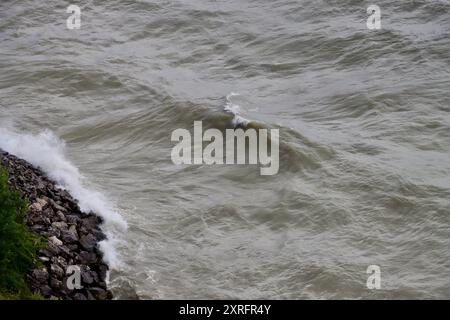 Onde di tempesta sul lago Erie che colpiscono la costa di Lakewood, Ohio nord-orientale Foto Stock