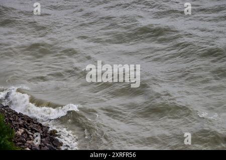 Onde di tempesta sul lago Erie che colpiscono la costa di Lakewood, Ohio nord-orientale Foto Stock