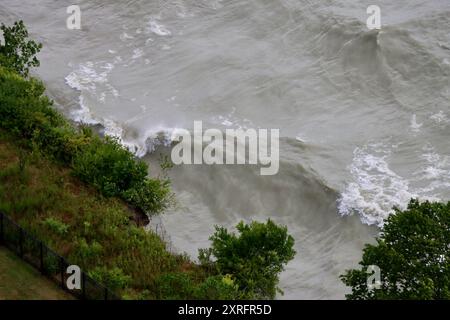 Onde di tempesta sul lago Erie che colpiscono la costa di Lakewood, Ohio nord-orientale Foto Stock