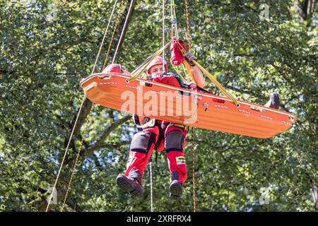 Cottbus, Germania. 10 agosto 2024. I membri dei vigili del fuoco volontari di Bernau completano un'esercitazione di salvataggio in altezza presso il vecchio ascensore di Niederfinow. Il 90° anniversario della seggiovia Niederfinow sara' celebrato con un festival tutto il giorno sabato 10.08.2024. Crediti: Frank Hammerschmidt/dpa/Alamy Live News Foto Stock