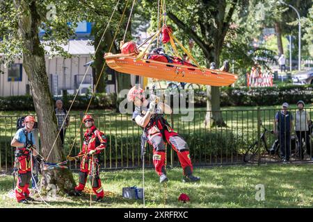 Cottbus, Germania. 10 agosto 2024. I membri dei vigili del fuoco volontari di Bernau completano un'esercitazione di salvataggio in altezza presso il vecchio ascensore di Niederfinow. Il 90° anniversario della seggiovia Niederfinow sara' celebrato con un festival tutto il giorno sabato 10.08.2024. Crediti: Frank Hammerschmidt/dpa/Alamy Live News Foto Stock