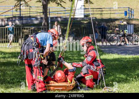 Cottbus, Germania. 10 agosto 2024. I membri dei vigili del fuoco volontari di Bernau completano un'esercitazione di salvataggio in altezza presso il vecchio ascensore di Niederfinow. Il 90° anniversario della seggiovia Niederfinow sara' celebrato con un festival tutto il giorno sabato 10.08.2024. Crediti: Frank Hammerschmidt/dpa/Alamy Live News Foto Stock