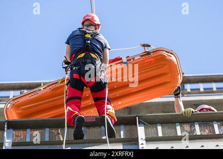 Cottbus, Germania. 10 agosto 2024. I membri dei vigili del fuoco volontari di Bernau completano un'esercitazione di salvataggio in altezza presso il vecchio ascensore di Niederfinow. Il 90° anniversario della seggiovia Niederfinow sara' celebrato con un festival tutto il giorno sabato 10.08.2024. Crediti: Frank Hammerschmidt/dpa/Alamy Live News Foto Stock