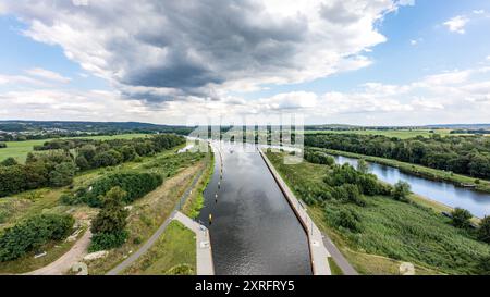 Cottbus, Germania. 10 agosto 2024. Vista dal nuovo ponte navale verso est. Le navi devono superare un dislivello di 36 metri qui. Il 90° anniversario dell'operatività dell'ascensore per barche Niederfinow sarà celebrato con un festival che si svolge tutto il giorno sabato 10 agosto 2024. Crediti: Frank Hammerschmidt/dpa/Alamy Live News Foto Stock