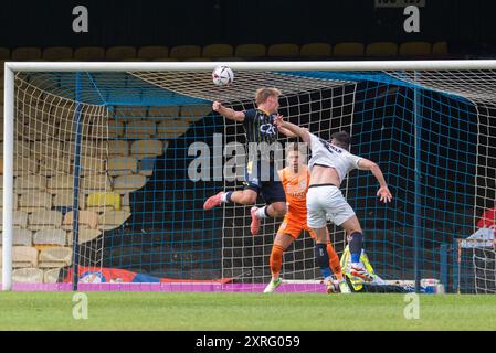 Roots Hall, Southend on Sea, Essex, Regno Unito. 10 agosto 2024. Il Southend Utd ha giocato la sua prima partita sotto la proprietà della COSU FC Ltd nella Vanarama National League contro i visitatori di York City. Il club era vicino alla liquidazione a seguito di difficoltà finanziarie dovute alla precedente proprietà prima che un'acquisizione prolungata fosse finalizzata nel luglio 2024. La partita terminò con un pareggio di 1-1. Ecco, Gus Scott-Morriss che segna per Southend Foto Stock