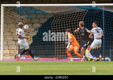 Roots Hall, Southend on Sea, Essex, Regno Unito. 10 agosto 2024. Il Southend Utd ha giocato la sua prima partita sotto la proprietà della COSU FC Ltd nella Vanarama National League contro i visitatori di York City. Il club era vicino alla liquidazione a seguito di difficoltà finanziarie dovute alla precedente proprietà prima che un'acquisizione prolungata fosse finalizzata nel luglio 2024. La partita terminò con un pareggio di 1-1. Ecco, Gus Scott-Morriss che segna per Southend Foto Stock