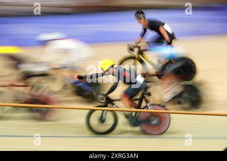 Oliver Wood (centro) della Gran Bretagna lancia il compagno di squadra Mark Stewart nella finale di Madison maschile al National Velodrome di Saint-Quentin-en-Yvelines, nella quindicesima giornata dei Giochi Olimpici di Parigi del 2024 in Francia. Data foto: Sabato 10 agosto 2024. Foto Stock