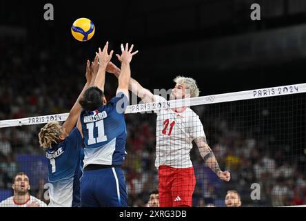 Tomasz Fornal di Polonia e Barthelemy Chinenyeze, Antoine Brizard di Francia, Volley, Men&#39;s Gold Medal match tra Francia e Polonia durante i Giochi Olimpici di Parigi 2024 il 10 agosto 2024 alla South Paris Arena di Parigi, Francia Foto Stock