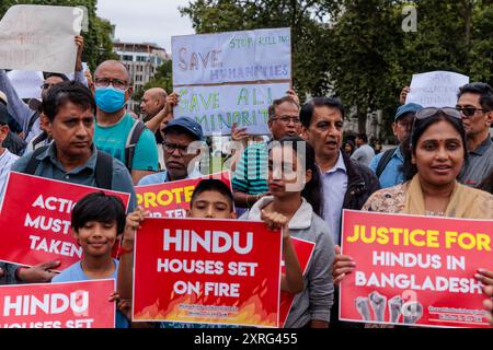 Parliament Square, Londra, Regno Unito. 10 agosto 2024. Indù e alleati britannici si riuniscono di fronte alla camera del Parlamento di Londra per protestare contro gli attacchi e le persecuzioni contro la comunità indù in Bangladesh. Crediti: Amanda Rose/Alamy Live News Foto Stock