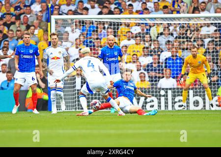 Leeds, Regno Unito. 10 agosto 2024. L'attaccante del Portsmouth Callum Lang (49) affronta il centrocampista del Leeds United Ethan Ampadu (4) durante la partita del Leeds United FC contro Portsmouth FC Sky BET EFL Championship a Elland Road, Leeds, Inghilterra, Regno Unito il 10 agosto 2024 Credit: Every Second Media/Alamy Live News Foto Stock