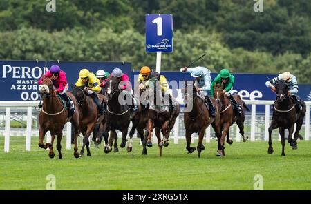 Ascot, Regno Unito. Sabato 10 agosto 2024. New Image e il fantino Hayley Turner vincono la sesta e ultima gara del Dubai Duty Free Shergar Cup Day all'Ascot Racecourse, il Dubai Duty Free Shergar Cup Mile, l'Ascot Racecourse, Regno Unito, per il Ladies' Team, l'allenatrice David o'Meara e il proprietario Thoroughbred British Racing. La vittoria garantì anche a Hayley Turner la Silver Saddle per essere stata la top rider della competizione. Crediti JTW equine Images / Alamy Live News Foto Stock