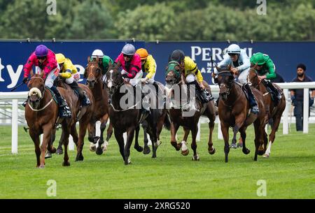 Ascot, Regno Unito. Sabato 10 agosto 2024. New Image e il fantino Hayley Turner vincono la sesta e ultima gara del Dubai Duty Free Shergar Cup Day all'Ascot Racecourse, il Dubai Duty Free Shergar Cup Mile, l'Ascot Racecourse, Regno Unito, per il Ladies' Team, l'allenatrice David o'Meara e il proprietario Thoroughbred British Racing. La vittoria garantì anche a Hayley Turner la Silver Saddle per essere stata la top rider della competizione. Crediti JTW equine Images / Alamy Live News Foto Stock