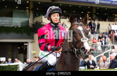 Ascot, Regno Unito. Sabato 10 agosto 2024. New Image e il fantino Hayley Turner vincono la sesta e ultima gara del Dubai Duty Free Shergar Cup Day all'Ascot Racecourse, il Dubai Duty Free Shergar Cup Mile, l'Ascot Racecourse, Regno Unito, per il Ladies' Team, l'allenatrice David o'Meara e il proprietario Thoroughbred British Racing. La vittoria garantì anche a Hayley Turner la Silver Saddle per essere stata la top rider della competizione. Crediti JTW equine Images / Alamy Live News Foto Stock