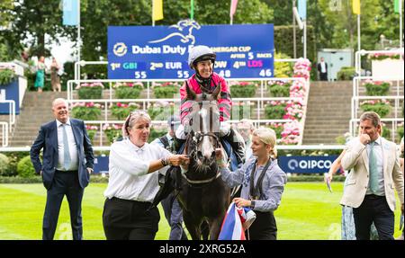 Ascot, Regno Unito. Sabato 10 agosto 2024. New Image e il fantino Hayley Turner vincono la sesta e ultima gara del Dubai Duty Free Shergar Cup Day all'Ascot Racecourse, il Dubai Duty Free Shergar Cup Mile, l'Ascot Racecourse, Regno Unito, per il Ladies' Team, l'allenatrice David o'Meara e il proprietario Thoroughbred British Racing. La vittoria garantì anche a Hayley Turner la Silver Saddle per essere stata la top rider della competizione. Crediti JTW equine Images / Alamy Live News Foto Stock