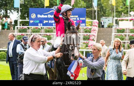 Ascot, Regno Unito. Sabato 10 agosto 2024. New Image e il fantino Hayley Turner vincono la sesta e ultima gara del Dubai Duty Free Shergar Cup Day all'Ascot Racecourse, il Dubai Duty Free Shergar Cup Mile, l'Ascot Racecourse, Regno Unito, per il Ladies' Team, l'allenatrice David o'Meara e il proprietario Thoroughbred British Racing. La vittoria garantì anche a Hayley Turner la Silver Saddle per essere stata la top rider della competizione. Crediti JTW equine Images / Alamy Live News Foto Stock