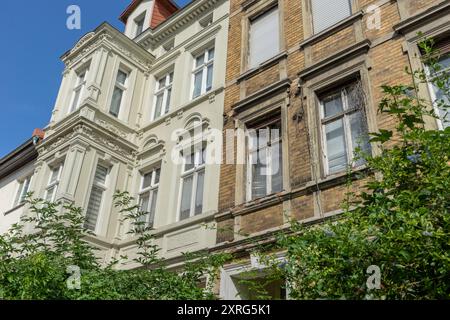 Una casa a schiera ristrutturata e fatiscente con diversi piani Foto Stock