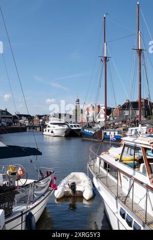 Paesaggio urbano del porto di Lemmer in Frisia, Paesi Bassi, con yacht da diporto, barche a vela e gommone Foto Stock