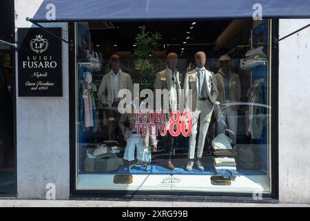 Milano, Italia. 10 agosto 2024. Milano si svuota durante le vacanze estive. Strade vuote e attività chiuse. - Cronaca - Milano, Italia - sabato 10 agosto 2024 (foto Alessandro Cimma/Lapresse) Milano svuota durante le vacanze estive. Strade vuote e attività chiuse. - Chronicle - Milano, Italia - sabato 10 agosto 2024 (foto Alessandro Cimma/Lapresse) crediti: LaPresse/Alamy Live News Foto Stock