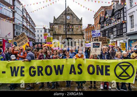 SHREWSBURY, REGNO UNITO - 10 AGOSTO 2024: Centinaia di manifestanti si riuniscono nella piazza in una protesta Stand Up to Racism che reagisce a una protesta di estrema destra pianificata sulla scia di disordini civili e rivolte, nella città di Shrewsbury, Shropshire, Regno Unito. Crediti: Jim Wood/Alamy Live News Foto Stock