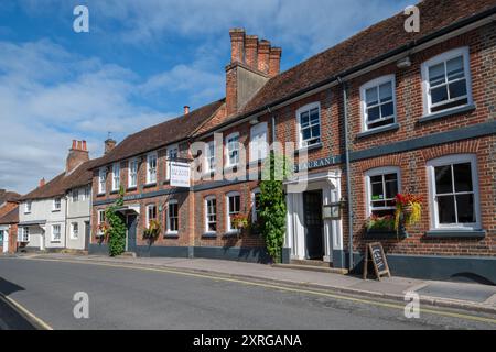 Kingsclere Village, Hampshire, Inghilterra, Regno Unito. Bel & The Dragon at The Swan, pub ristorante hotel inn in Swan Street Foto Stock