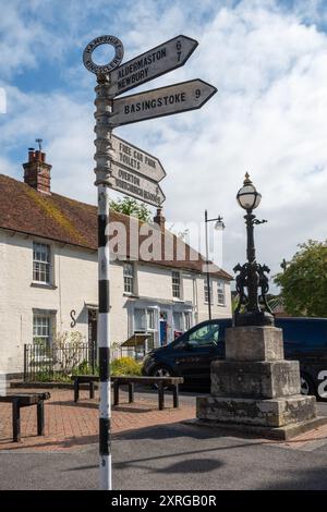 Villaggio di Kingsclere, Hampshire, Inghilterra, Regno Unito con il cartello storico. Vista sulla strada, angolo tra Swan Street e George Street Foto Stock