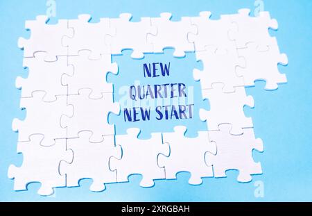 Un puzzle con le parole New Quarter New Start scritte nel mezzo. Il puzzle è bianco e blu Foto Stock