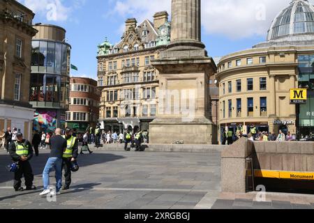 La grande pressione della polizia per gli attesi raduni di estrema destra e contro i manifestanti al Grey's Monument e al City Centre fino alla destra cercano di disturbare la protesta contro i contatori. Newcastle-upon-Tyne, 11 agosto 2024. Credito: DEW/Alamy Live News Foto Stock