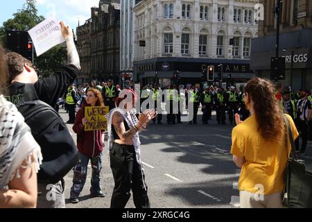 La grande pressione della polizia per gli attesi raduni di estrema destra e contro i manifestanti al Grey's Monument e al City Centre fino alla destra cercano di disturbare la protesta contro i contatori. Newcastle-upon-Tyne, 11 agosto 2024. Credito: DEW/Alamy Live News Foto Stock