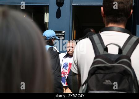 La grande pressione della polizia per gli attesi raduni di estrema destra e contro i manifestanti al Grey's Monument e al City Centre fino alla destra cercano di disturbare la protesta contro i contatori. Newcastle-upon-Tyne, 11 agosto 2024. Credito: DEW/Alamy Live News Foto Stock