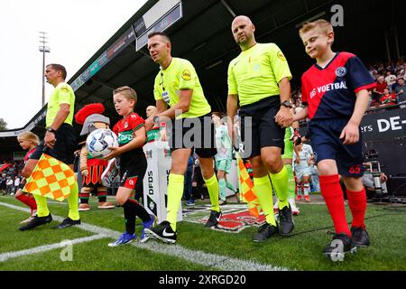 Nijmegen, Paesi Bassi. 10 agosto 2024. NIJMEGEN, 10-08-2024, GoffertStadium, football, Dutch eredivisie, stagione 2024/2025, Allard Lindhout inizio partita NEC - FC Twente. Crediti: Pro Shots/Alamy Live News Foto Stock