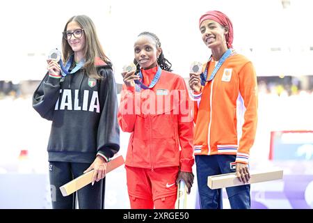 Parigi, Francia. 10 agosto 2024. PARIGI, FRANCIA - 10 AGOSTO: L'Italia Nadia Battocletti vincitrice della medaglia d'argento, Beatrice Chebet dal Kenya vincitrice della medaglia d'oro, Sifan Hassan, vincitrice della medaglia Brons durante la cerimonia della medaglia dopo aver partecipato alla finale femminile dei 10000 m durante il giorno 15 dell'atletica leggera - Giochi Olimpici di Parigi 2024 allo Stade de France il 10 agosto 2024 a Parigi, Francia. (Foto di Andy Astfalck/Agenzia BSR) credito: Agenzia BSR/Alamy Live News Foto Stock