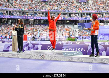 Parigi, Francia. 10 agosto 2024. PARIGI, FRANCIA - 10 AGOSTO: L'Italia Nadia Battocletti vincitrice della medaglia d'argento, Beatrice Chebet dal Kenya vincitrice della medaglia d'oro, Sifan Hassan, vincitrice della medaglia Brons durante la cerimonia della medaglia dopo aver partecipato alla finale femminile dei 10000 m durante il giorno 15 dell'atletica leggera - Giochi Olimpici di Parigi 2024 allo Stade de France il 10 agosto 2024 a Parigi, Francia. (Foto di Andy Astfalck/Agenzia BSR) credito: Agenzia BSR/Alamy Live News Foto Stock