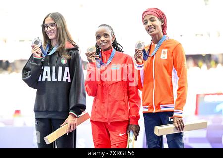 Parigi, Francia. 10 agosto 2024. PARIGI, FRANCIA - 10 AGOSTO: L'Italia Nadia Battocletti vincitrice della medaglia d'argento, Beatrice Chebet dal Kenya vincitrice della medaglia d'oro, Sifan Hassan, vincitrice della medaglia Brons durante la cerimonia della medaglia dopo aver partecipato alla finale femminile dei 10000 m durante il giorno 15 dell'atletica leggera - Giochi Olimpici di Parigi 2024 allo Stade de France il 10 agosto 2024 a Parigi, Francia. (Foto di Andy Astfalck/Agenzia BSR) credito: Agenzia BSR/Alamy Live News Foto Stock