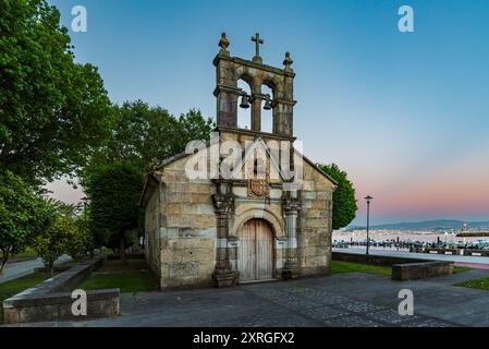 Cappella ospedale, accanto al porto di Cangas de Morrazo, cappella ricostruita con i resti dell'originale situato in un'altra posizione. Foto Stock