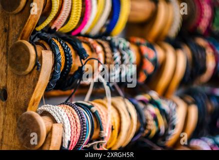 Bracciali in vimini sullo stand di legno al mercato greco di strada Foto Stock