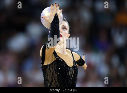 PARIGI, FRANCIA - 09 AGOSTO: Margarita Kolosov del Team Germany gareggia durante la Rhythmic Gymnastics Individual All-Around Final il 14° giorno dei Giochi Olimpici di Parigi 2024 alla porte de la Chapelle Arena il 9 agosto 2024 a Parigi, Francia. © diebilderwelt / Alamy Stock Foto Stock