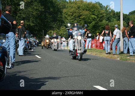 Roselle, New Jersey - 18 settembre 2005: Motociclette attraversano il Warinanco Park per l'annuale Rolling Thunder Ride for Freedom Foto Stock