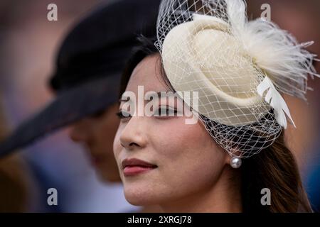 Spettatori all'ippodromo di Ascot. Data foto: Sabato 10 agosto 2024. Foto Stock