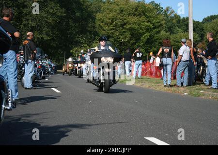 Roselle, New Jersey - 18 settembre 2005: Motociclette attraversano il Warinanco Park per l'annuale Rolling Thunder Ride for Freedom Foto Stock