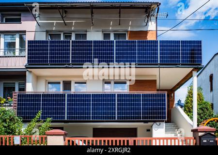 Pannelli solari per balconi. Modulo solare balcone. Generazione di energia solare di un moderno balcone. Polonia. UE Foto Stock