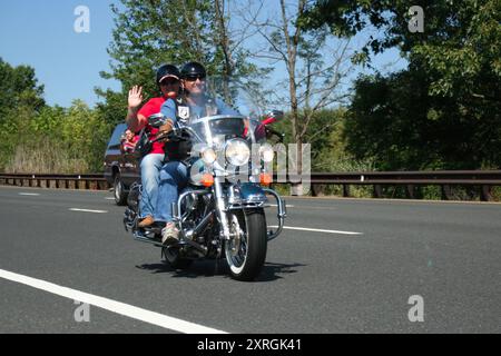 Holmdel, New Jersey - 18 settembre 2005: Motociclette viaggiano lungo la Garden State Parkway durante la Rolling Thunder Ride for Freedom Foto Stock