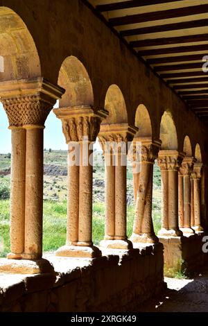 Città di Caracena, chiesa di San Pedro (romanica, XII secolo). Portico. Provincia di Soria, Castilla y Leon, Spagna. Foto Stock