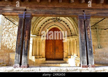 Castillejo de Robledo, chiesa Nuestra Señora de la Asunciom (romanico, XI-XIII secolo). Portale policromo (XIII secolo) e portico. Provincia di Soria Foto Stock